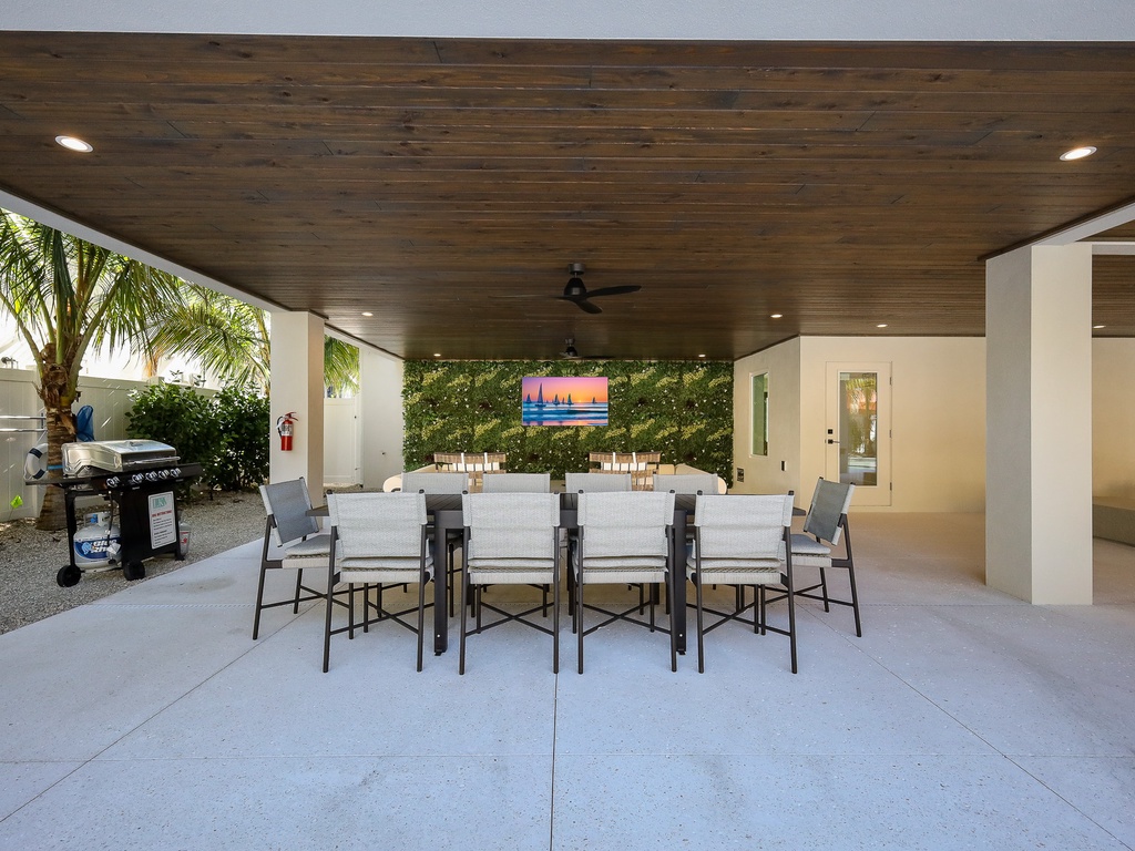 Outdoor Dining and Living Area