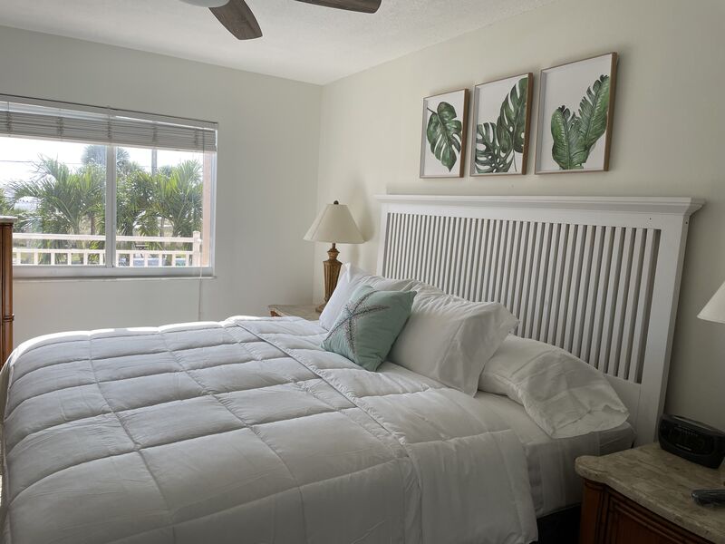 Primary Bedroom, Queen bed