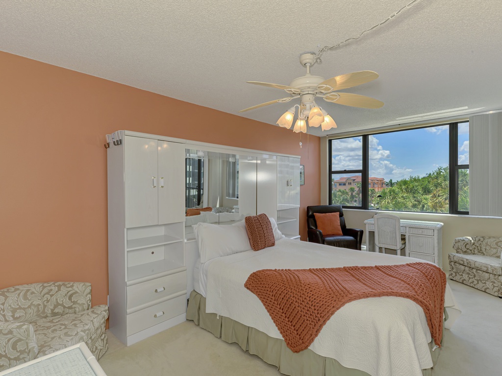 Primary Bedroom, Queen