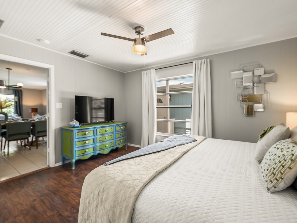 Second Bedroom (Main Cottage), King bed