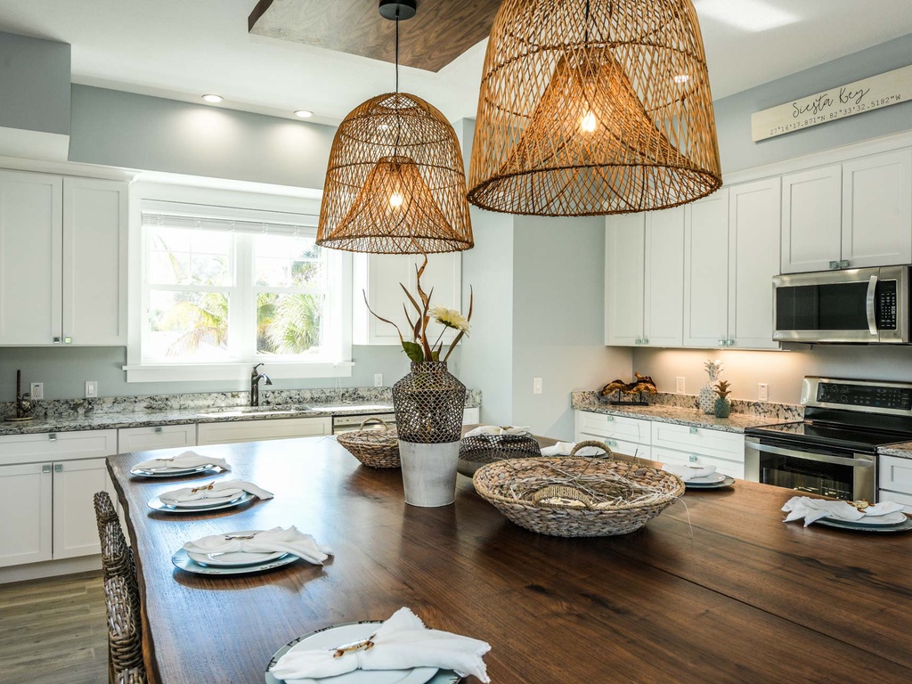 Beautiful dining room table/kitchen