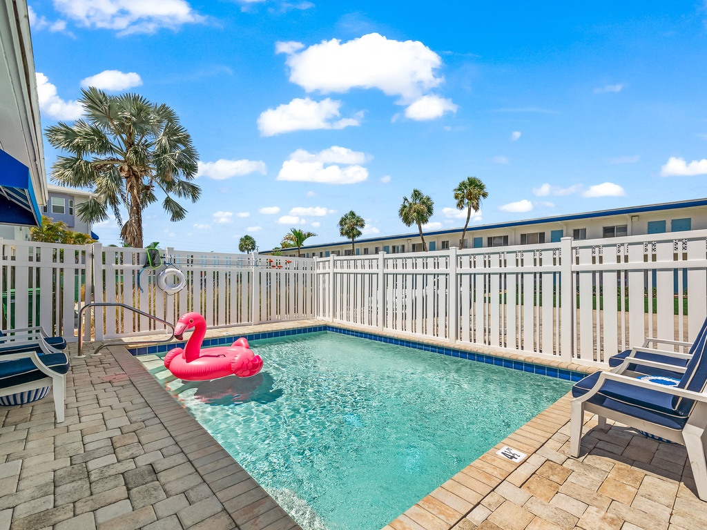 Private pool with sun loungers
