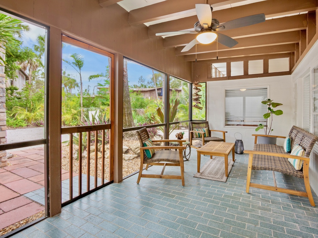 Guest House, Front Patio
