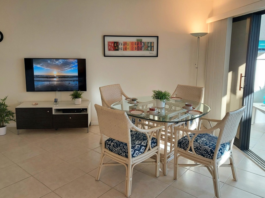 Midnight Cove II 128 Siesta Key Dining Area 12-2022