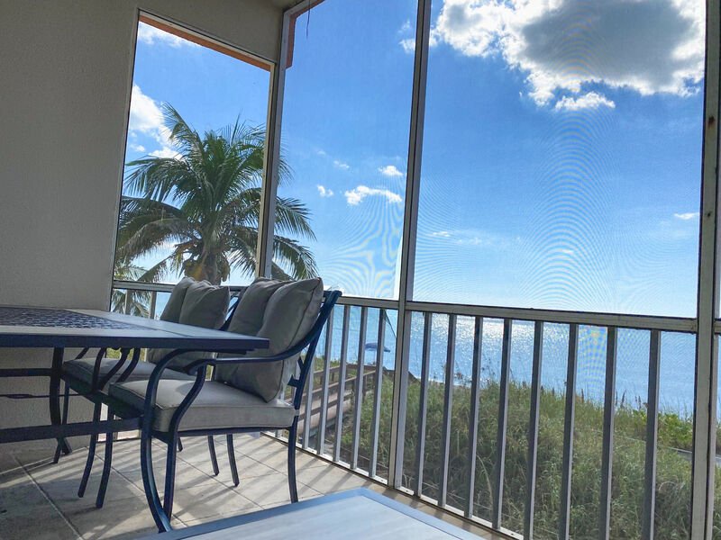 Screened-in lanai with Dining Table