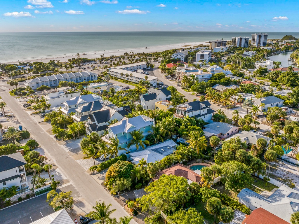 The Pink Flamingo - Lido Key Vacations