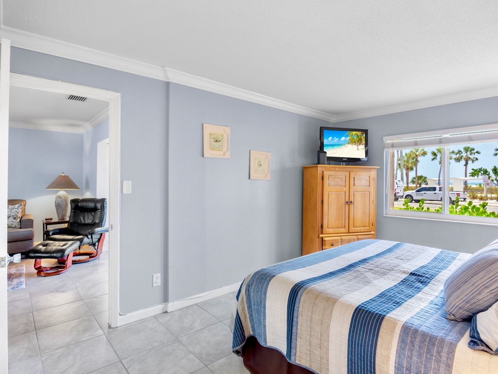 Primary Bedroom, Queen bed