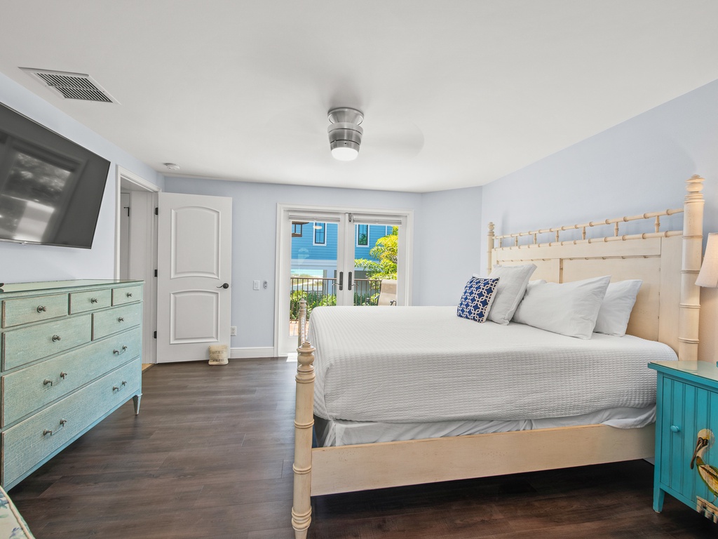 Second Bedroom (2nd Floor), King bed
