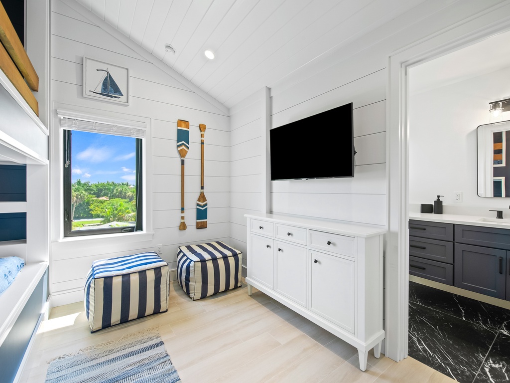 Eighth Bedroom (3rd floor): TV and lounge chairs