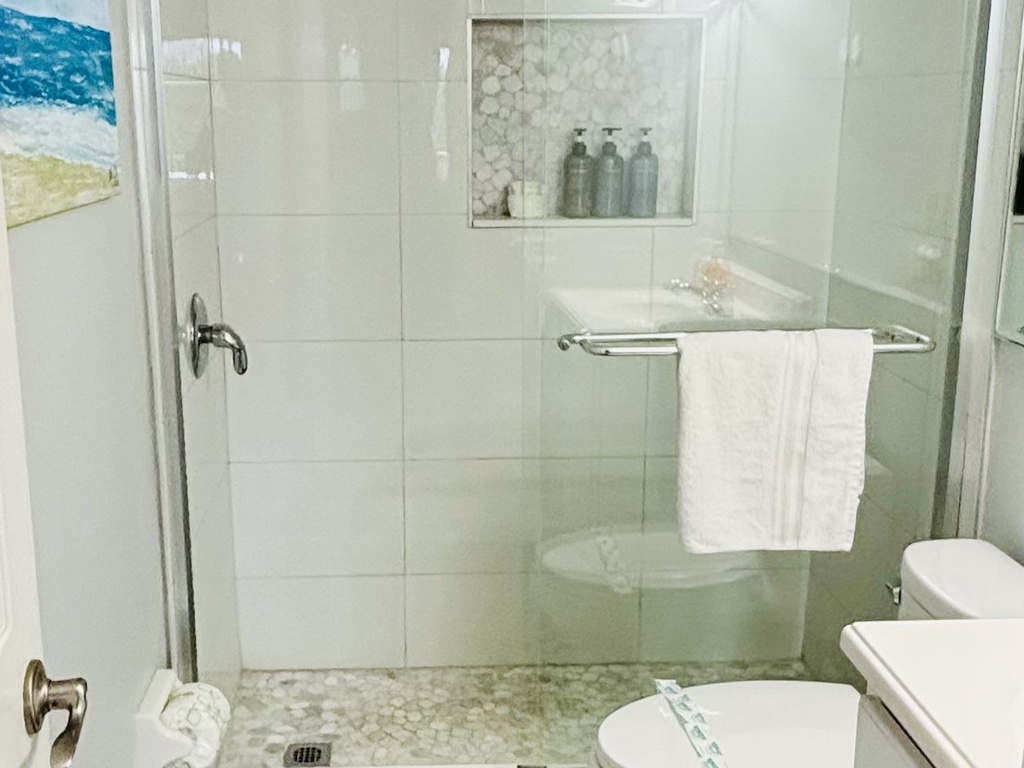 Bathroom with Walk-in shower