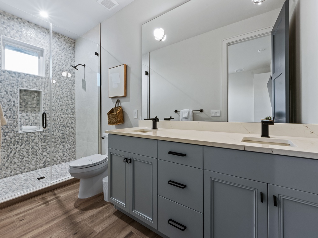Seventh Bathroom - Enusite