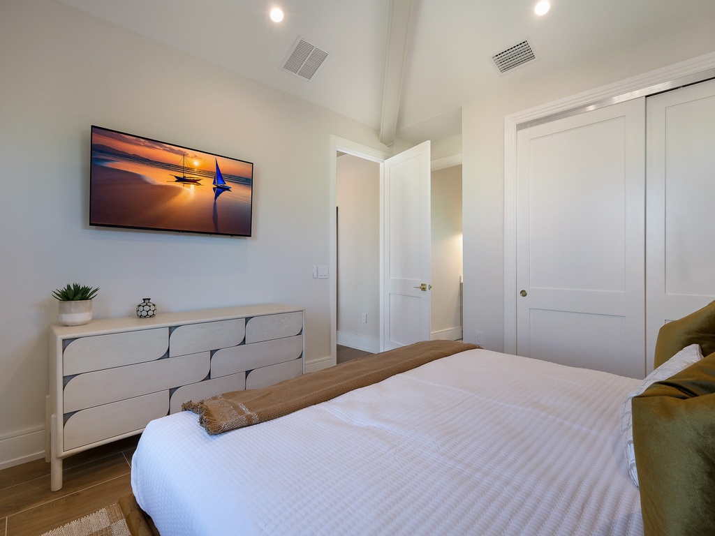 Ninth Bedroom - King with Tv