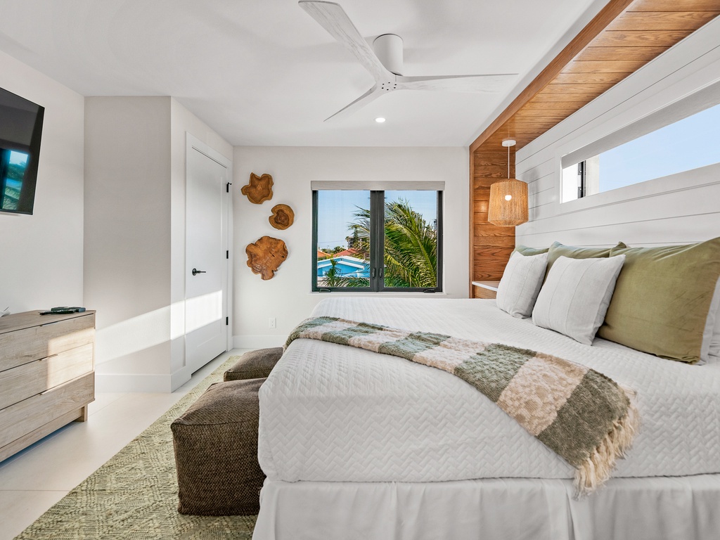 Third Bedroom, King Bed