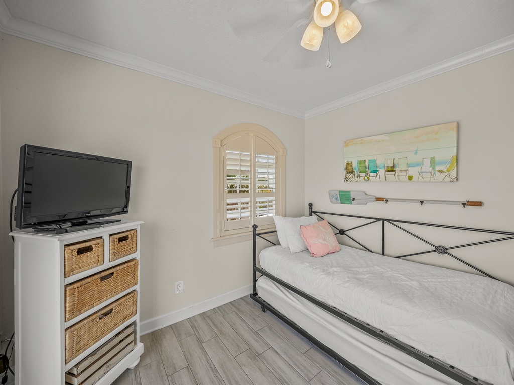 Den (3rd floor), Day bed with twin trundle pull-out