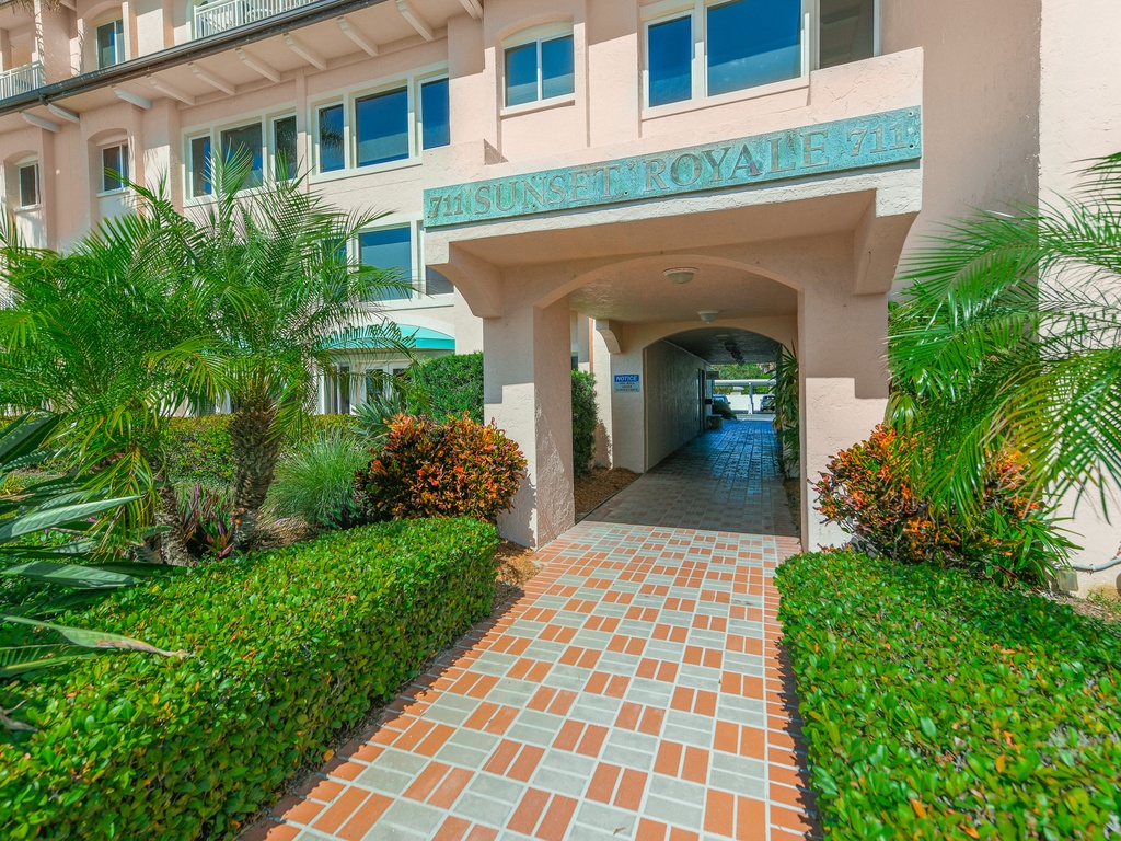 Sunset Royale - Tropical Sands Accommodations