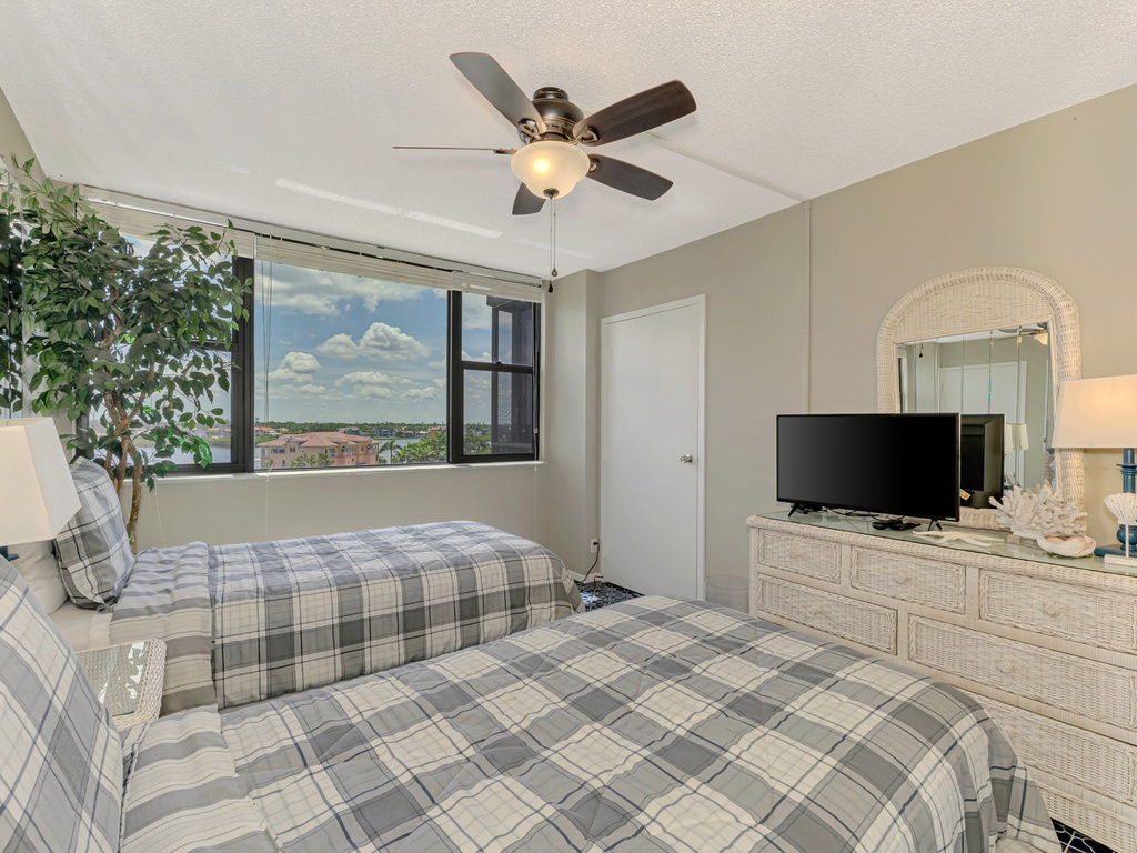 Second Bedroom, Two Twin beds