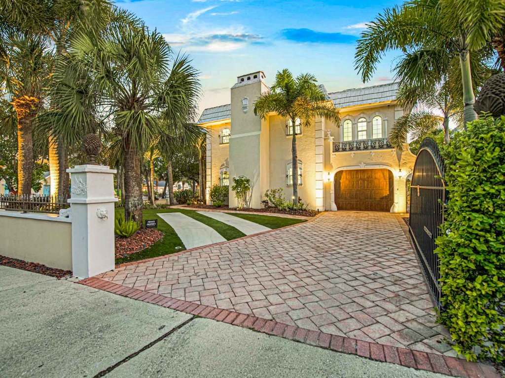 Casa Siesta by Siesta Key Luxury Rental Properties - Front View