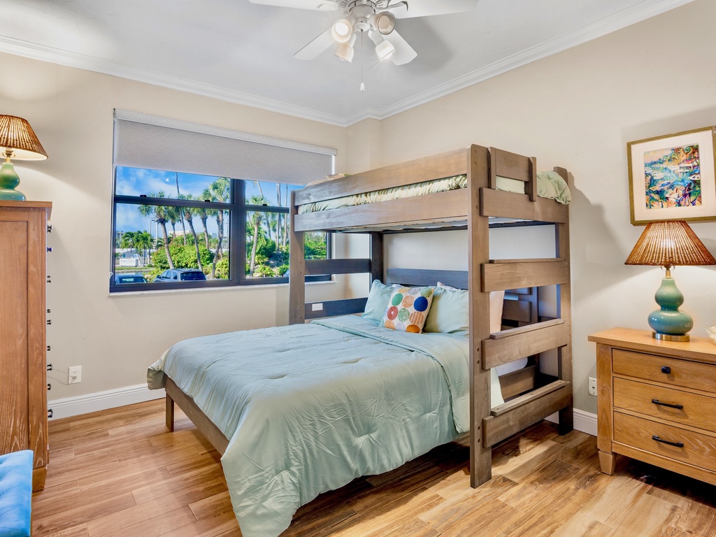 Guest Bedroom, Queen with Twin bunk