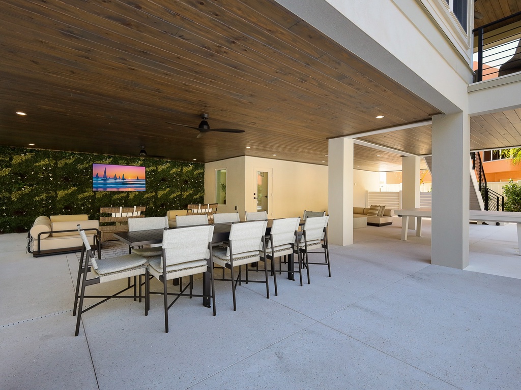 Outdoor Dining and Living Area