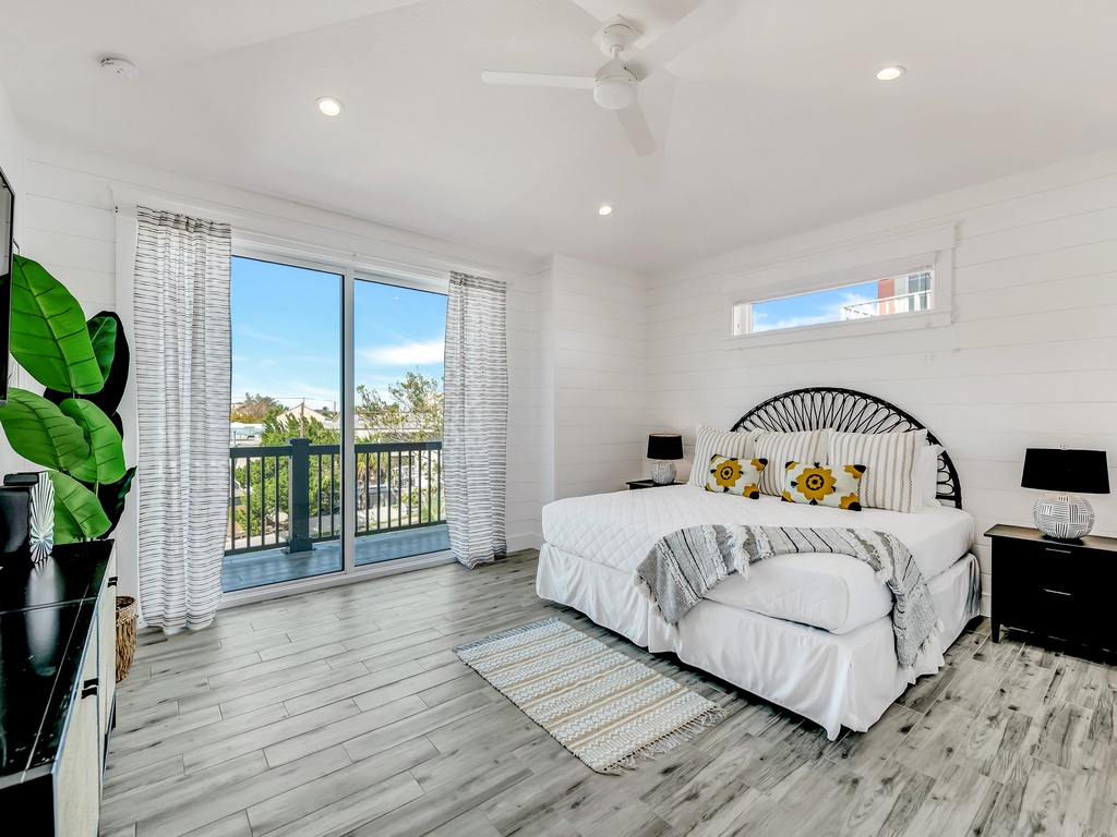 Primary Bedroom (3rd Floor), King bed