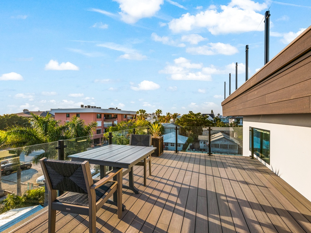 Rooftop Deck Dining Area