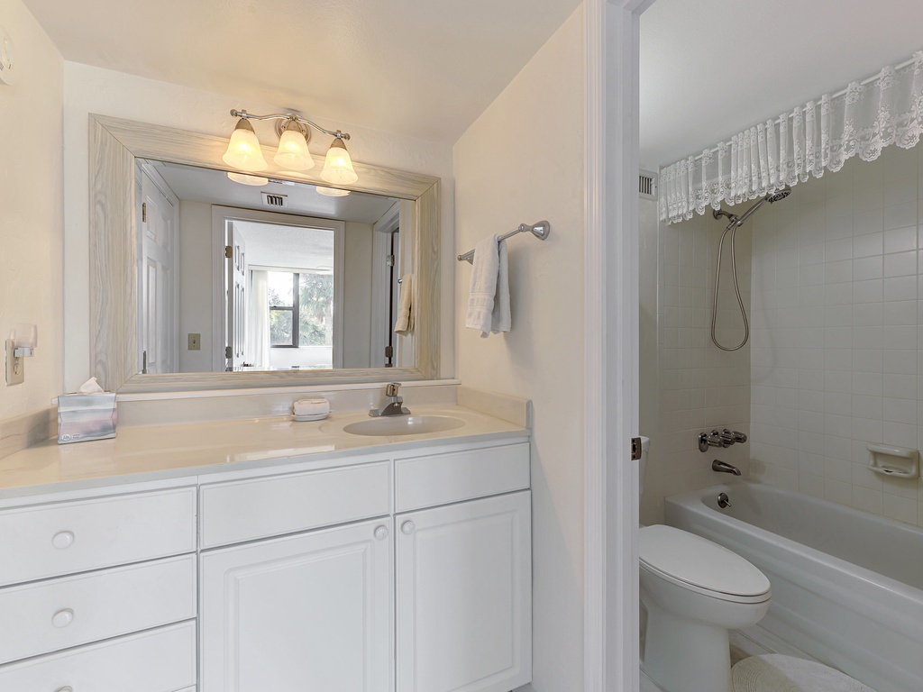 Full Bathroom 2