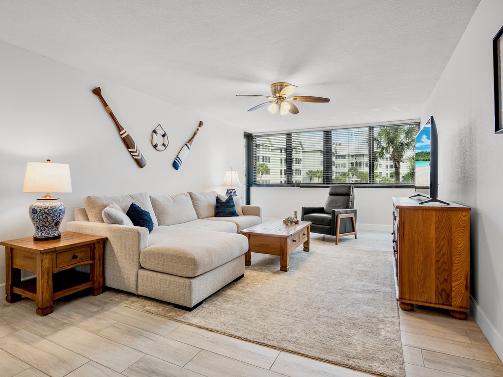 Living Area, Queen sleeper sofa