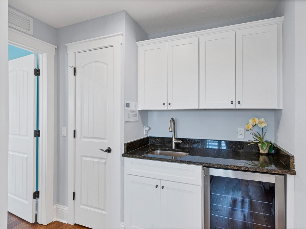 Counter bar perfect for morning coffee