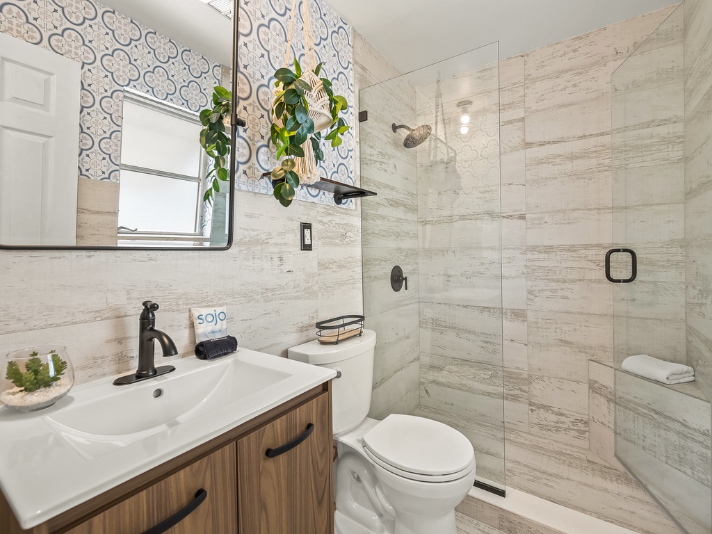 Primary Bedroom (Main Cottage), Ensuite bathroom with walk-in shower