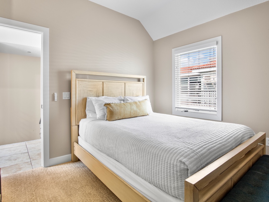 Third Bedroom, Queen