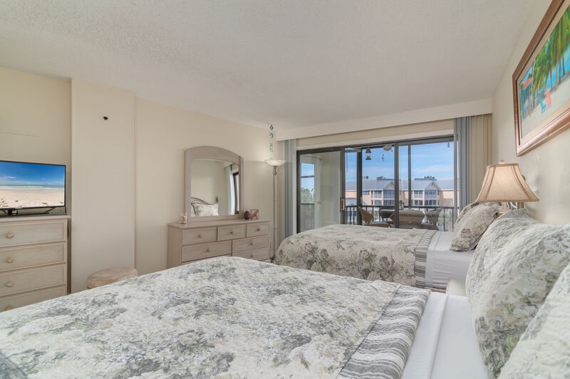 Master Bedroom, Two Queens