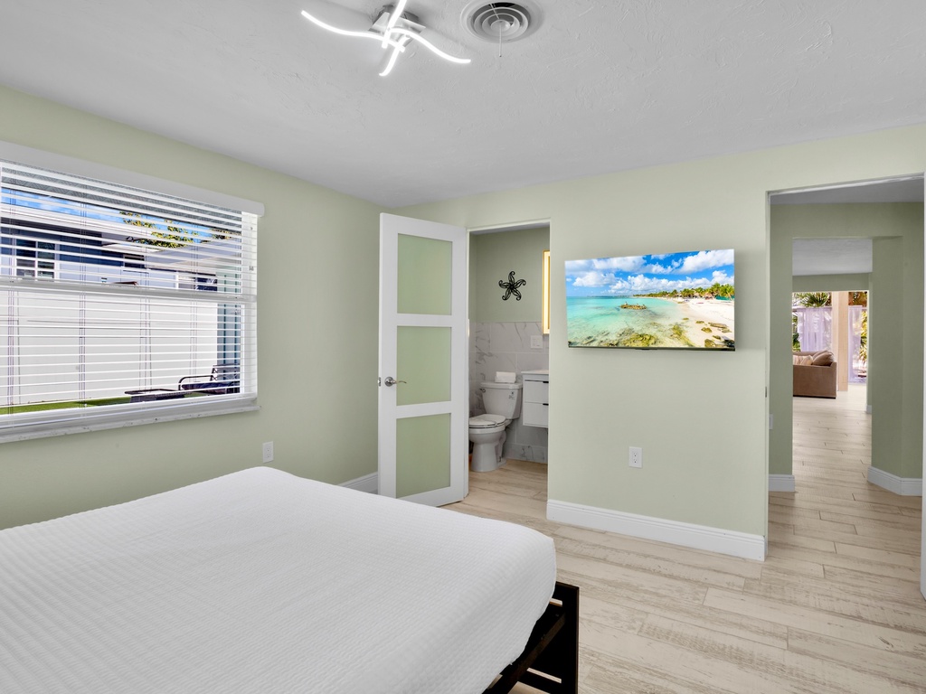 Second Bedroom, Queen bed