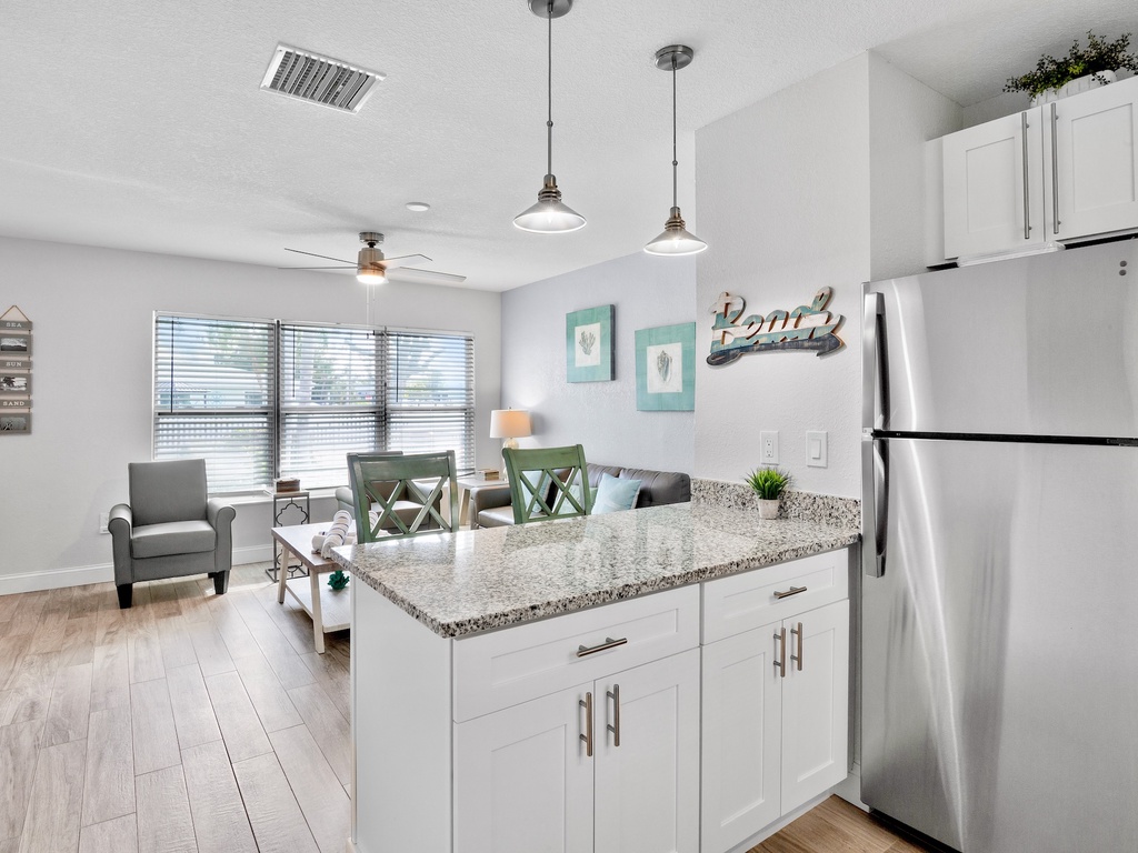 Fully equipped kitchen with breakfast bar