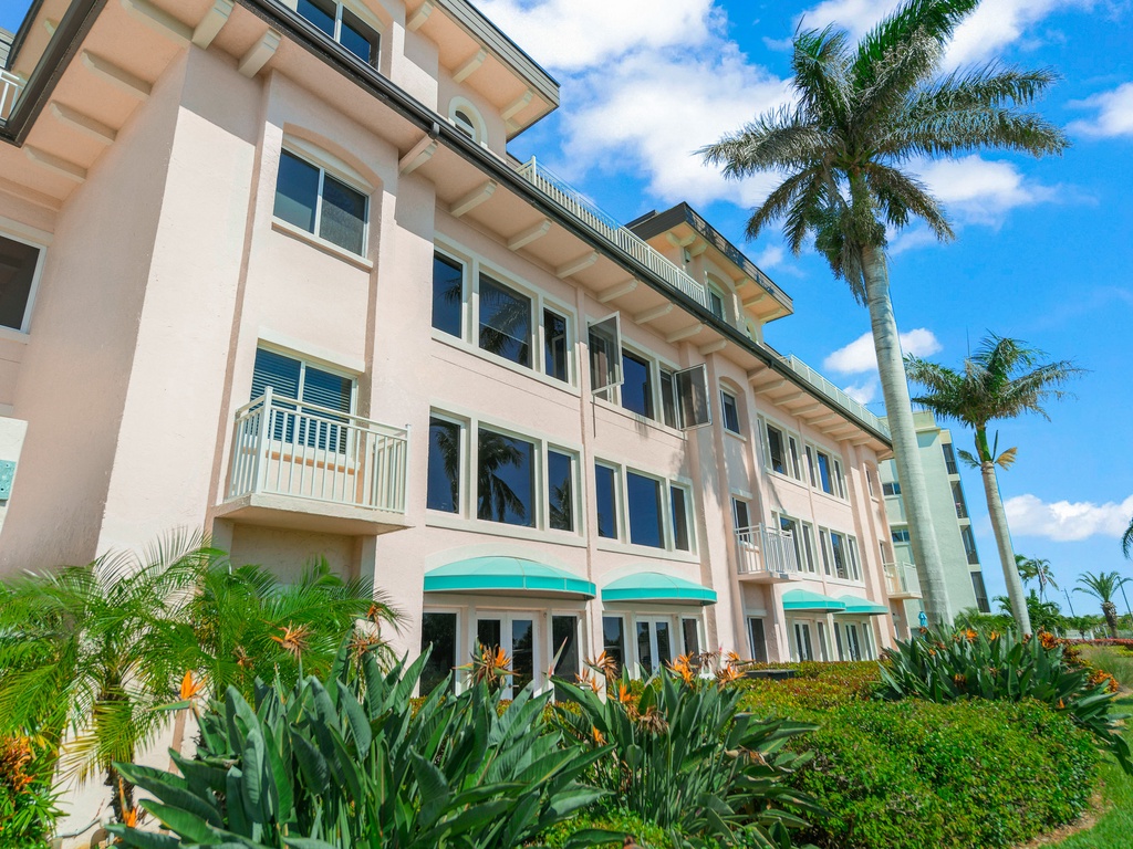 Sunset Royale - Tropical Sands Accommodations