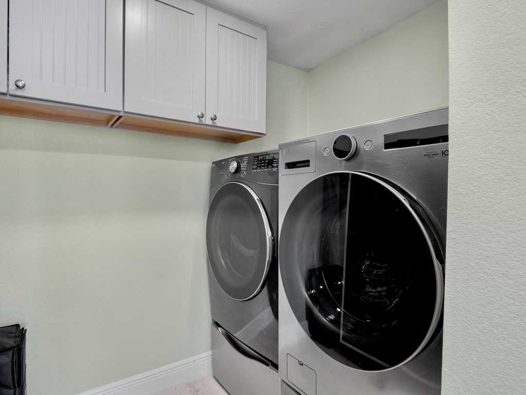 Laundry room, washer and dryer