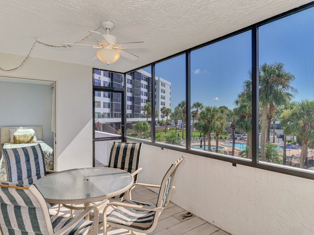 Screened-in Balcony, Dining with Views