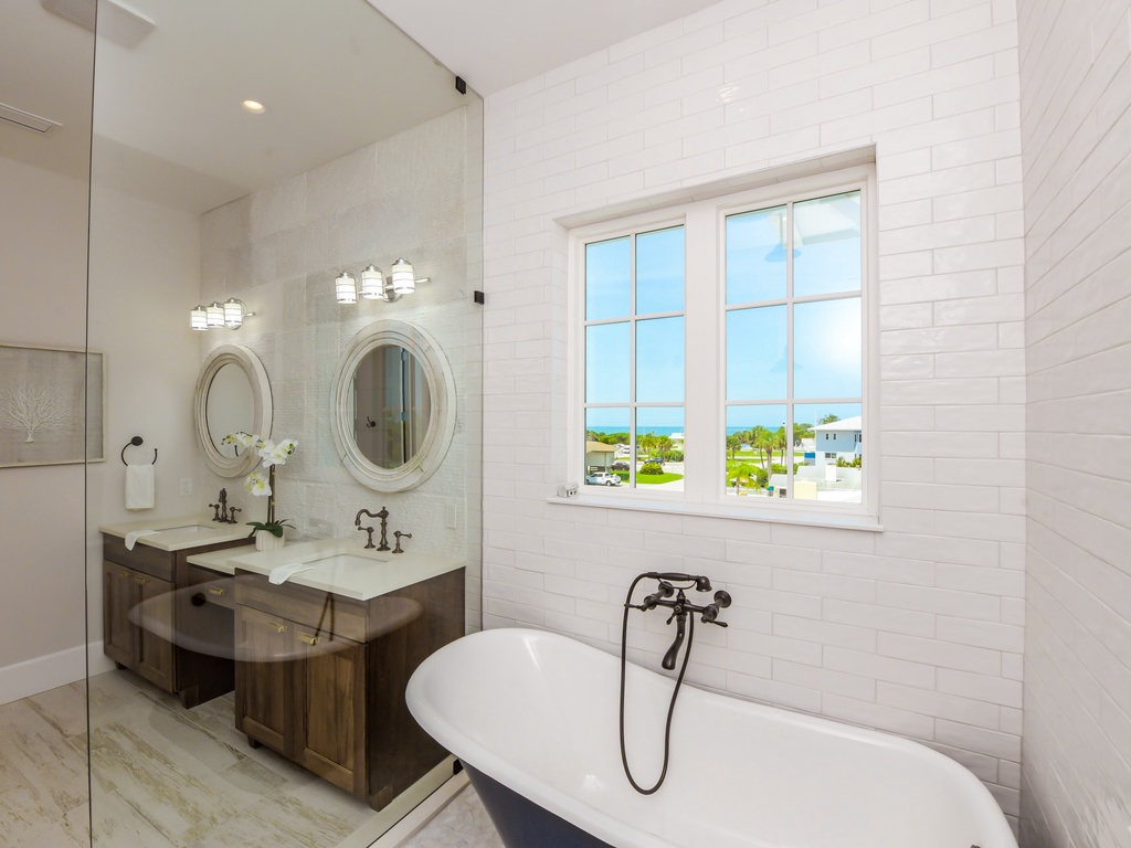 Master Ensuite Bathroom, Soaking Tub