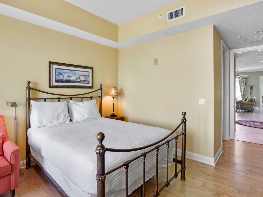 Second Bedroom, Queen