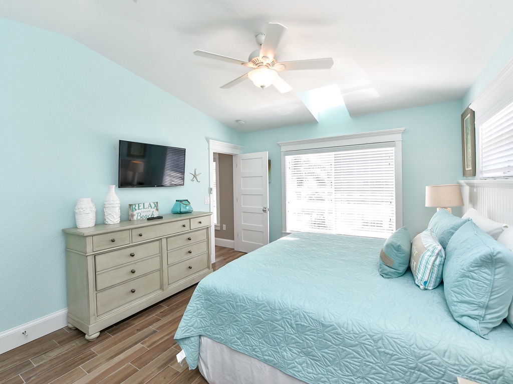 Seventh Bedroom, King Bed