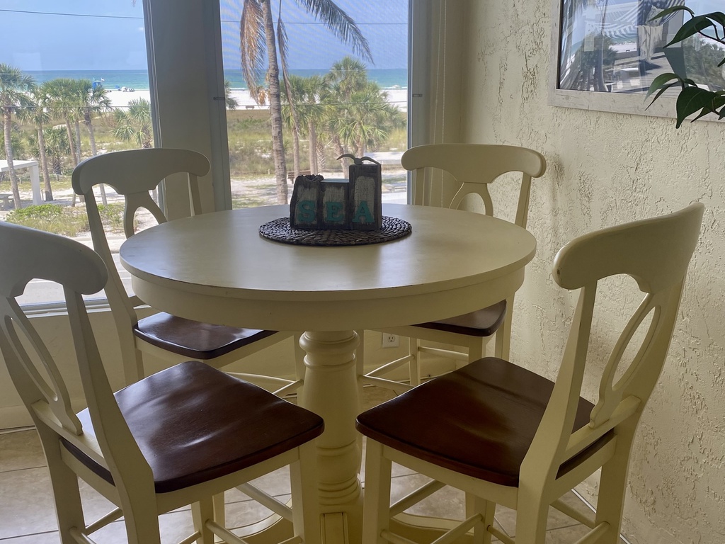 Screened lanai with dining area