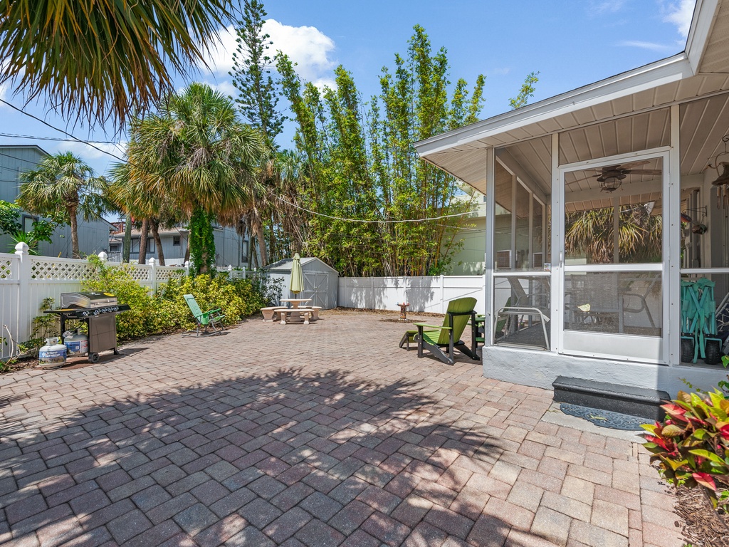Outdoor Lounge and Grill
