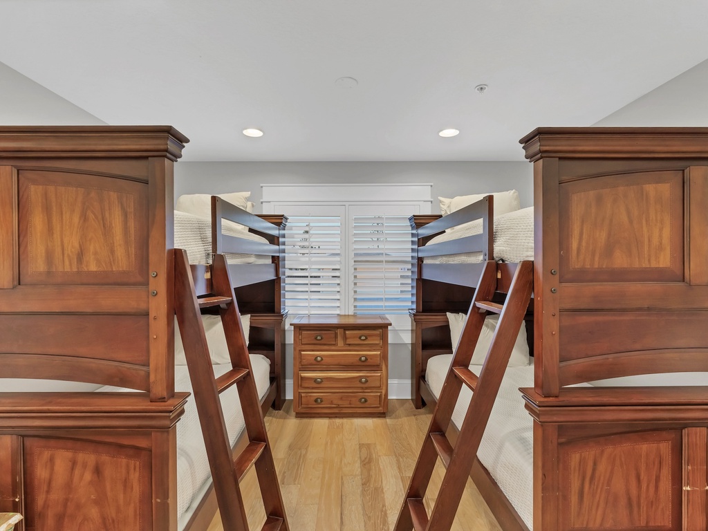Eighth Bedroom, Two Twin/Twin Bunks