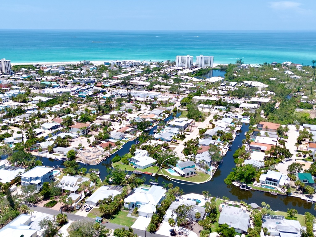 Leona Breeze by Tropical Sands Accommodations