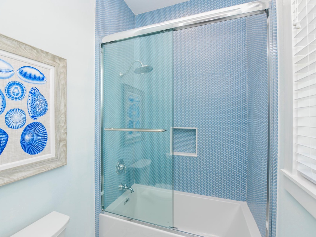 Seventh Bedroom (3rd floor), Shower Tub Combo