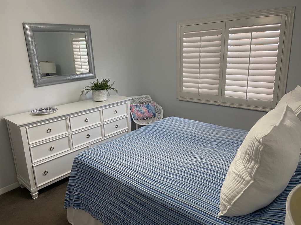 Guest Bedroom, Queen bed