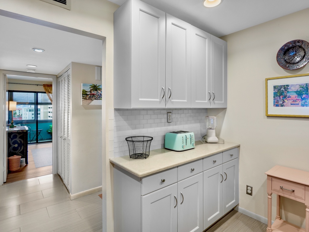 Kitchen storage with sleek design