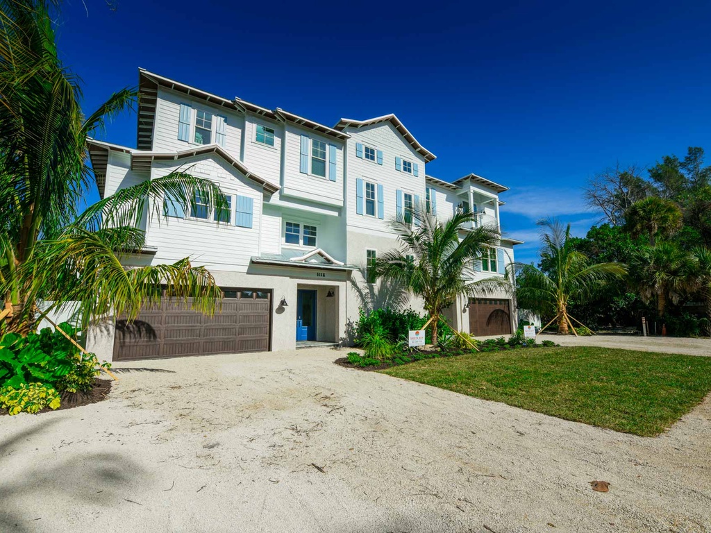 Plenty of space for 4 or more vehicles, Access to Left side