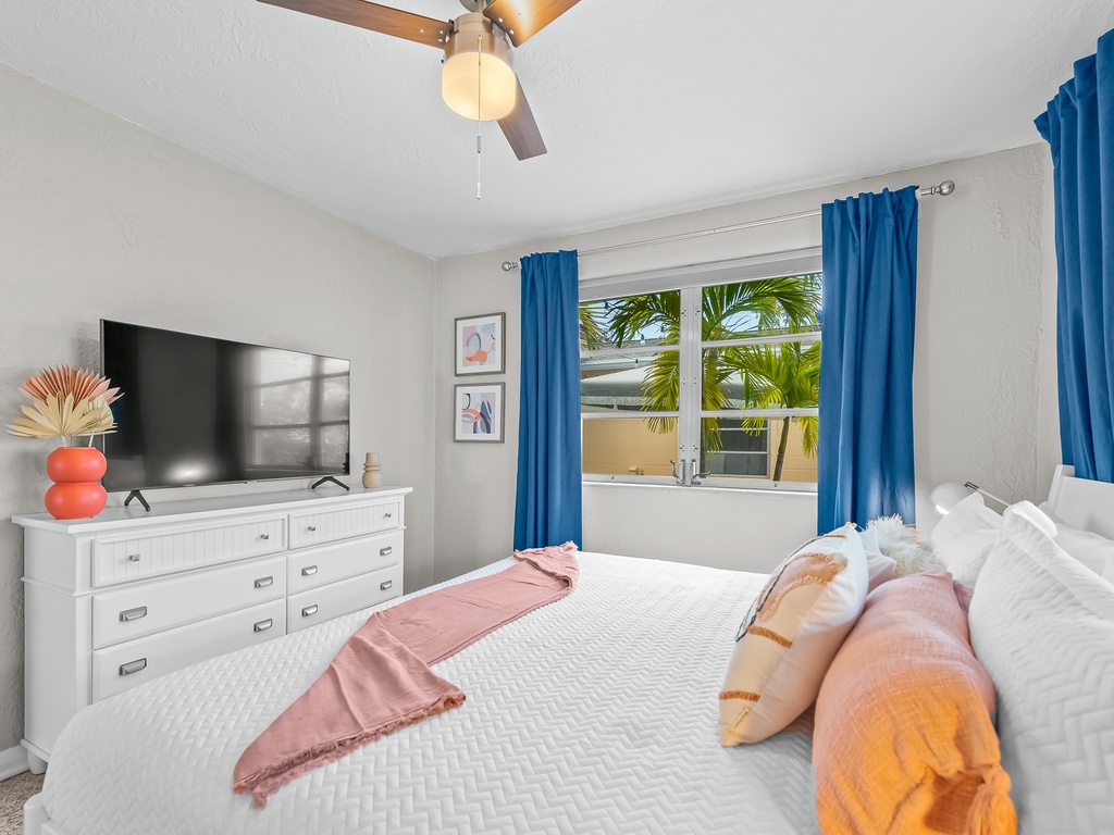Fifth Bedroom (Second Cottage), King bed