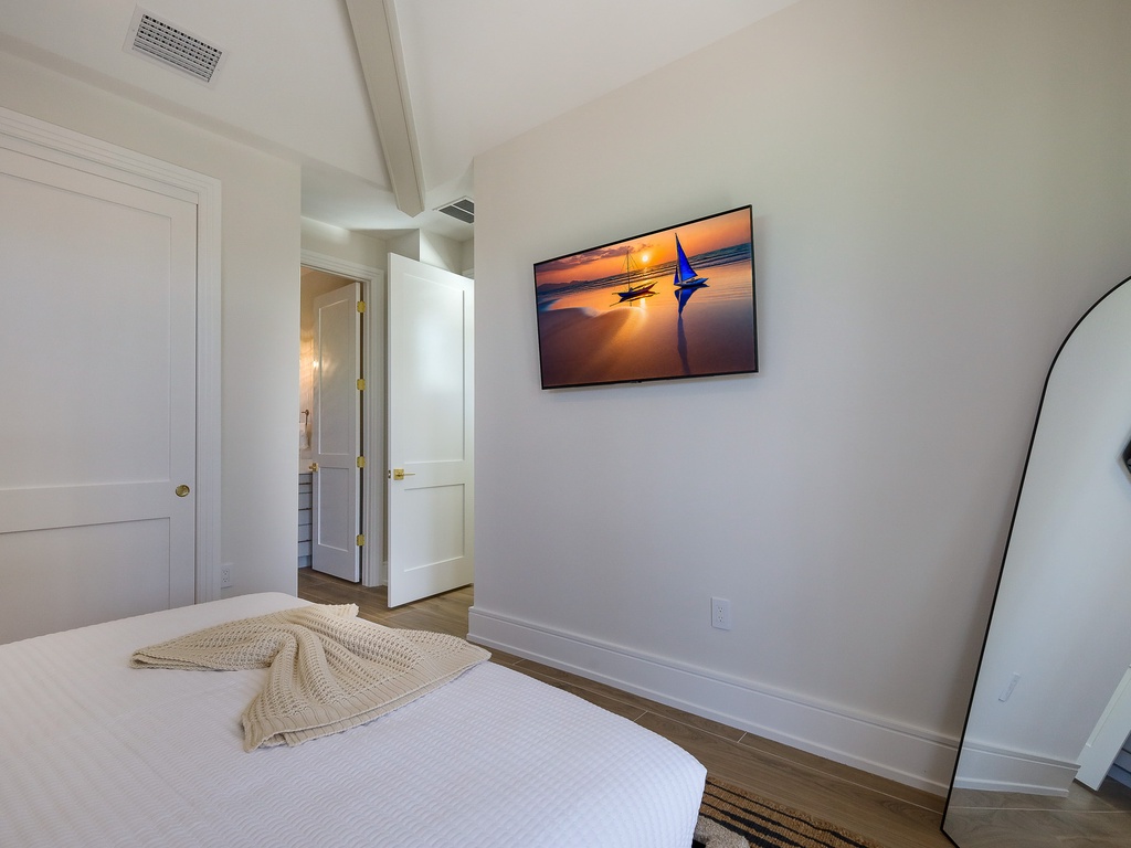 Eighth Bedroom - King with Tv