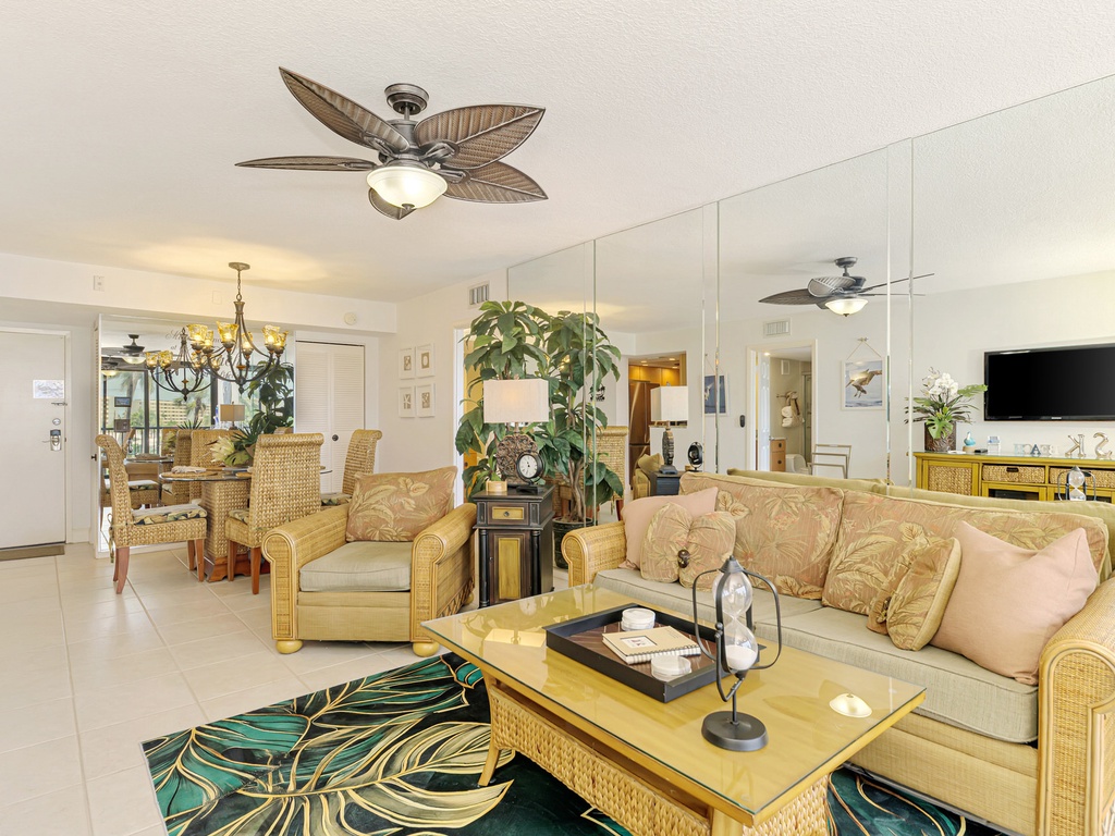 Living Area, Queen sleeper sofa